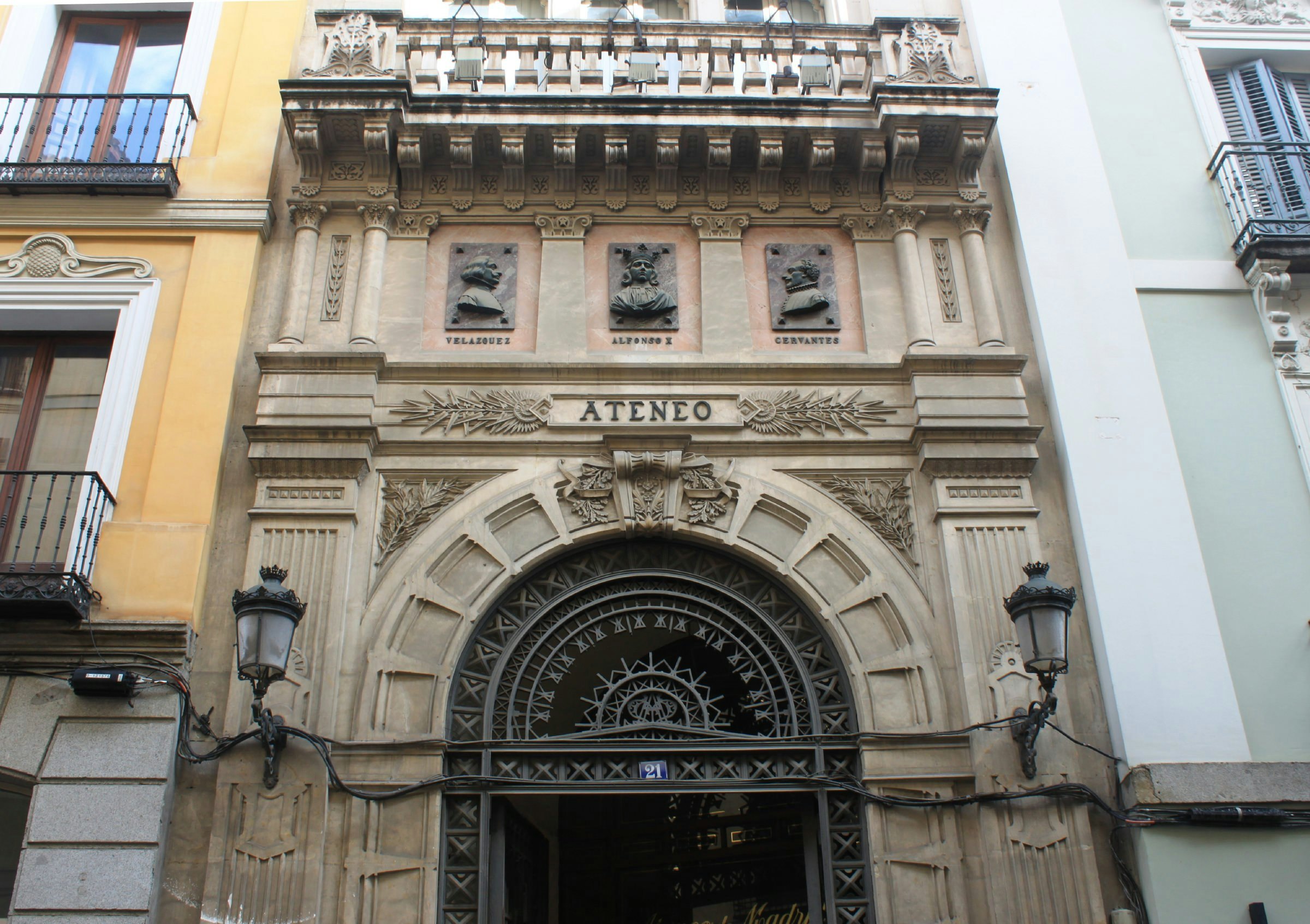 Illustrious Spaniards on the facade of the Ateneo Científico.