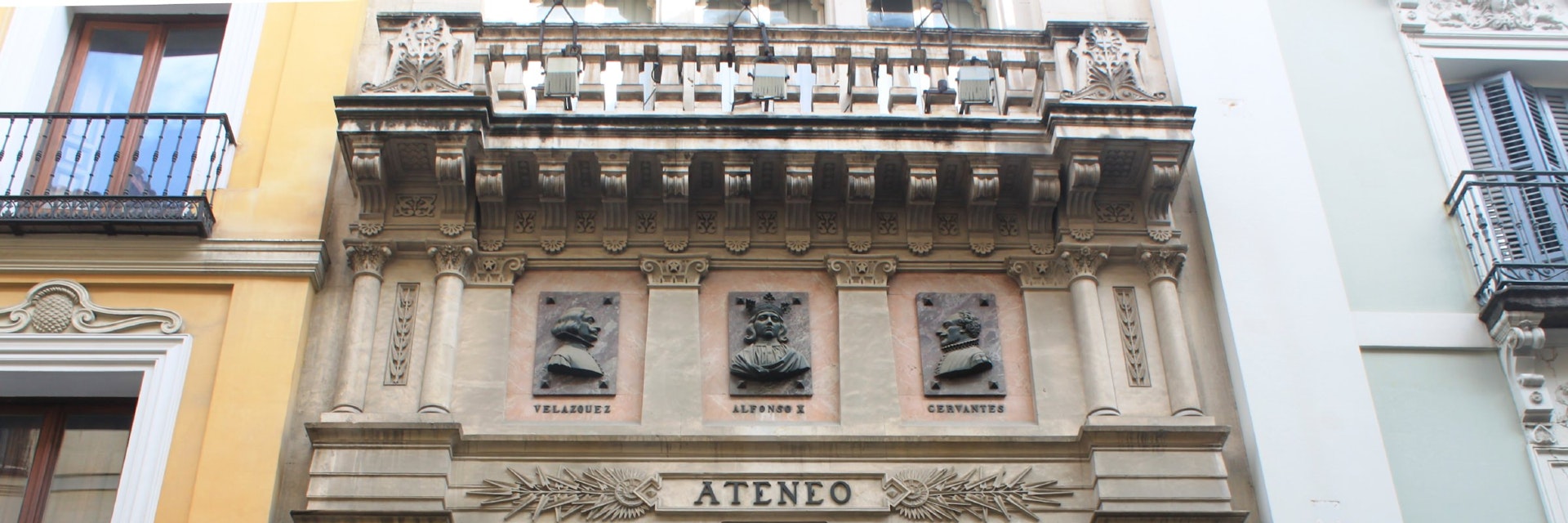 Illustrious Spaniards on the facade of the Ateneo Científico.