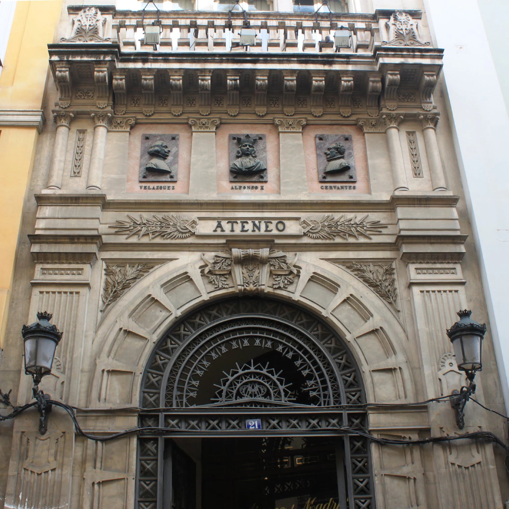 Illustrious Spaniards on the facade of the Ateneo Científico.