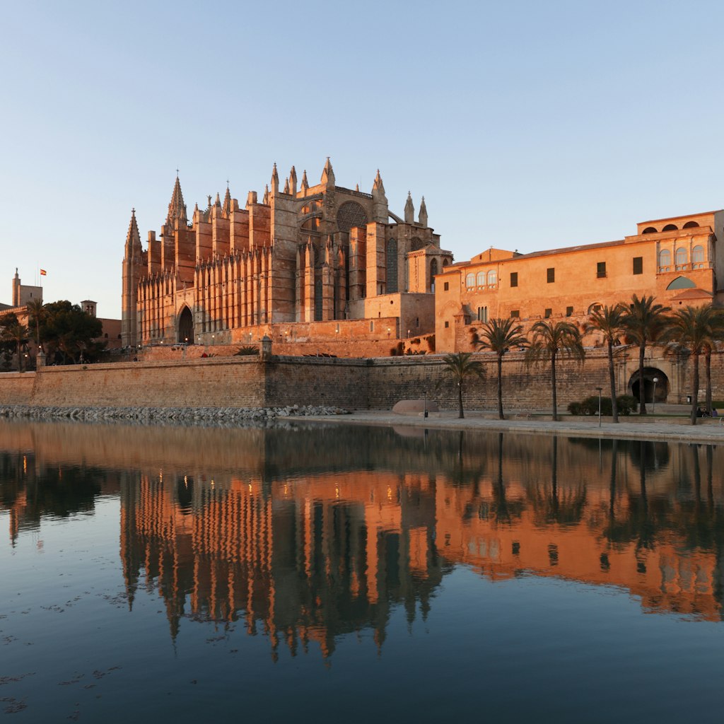 Spain, Balearic Islands, Majorca, Palma de Mallorca, Parc de Mar, Almudaina Palace, Cathedral La Seu