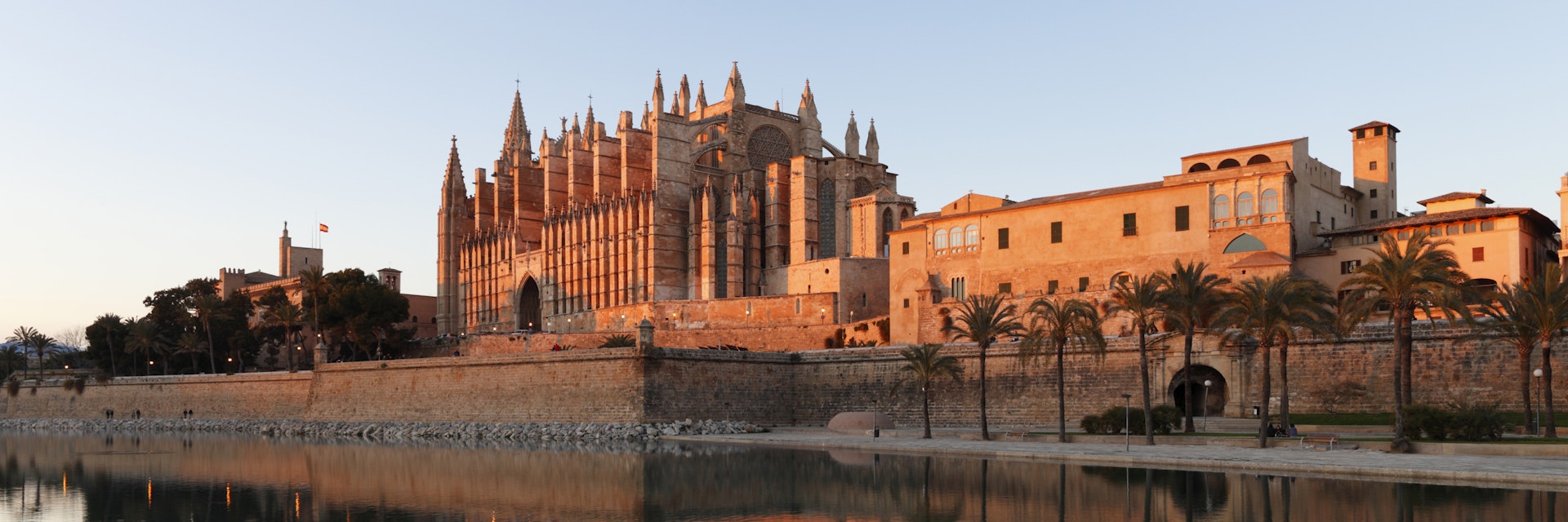 Spain, Balearic Islands, Majorca, Palma de Mallorca, Parc de Mar, Almudaina Palace, Cathedral La Seu