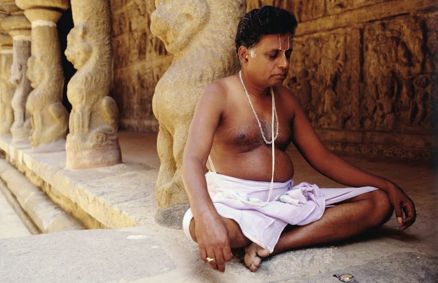 En präst som mediterar vid Vaikunta Perumal-templet i Kanchipuram  