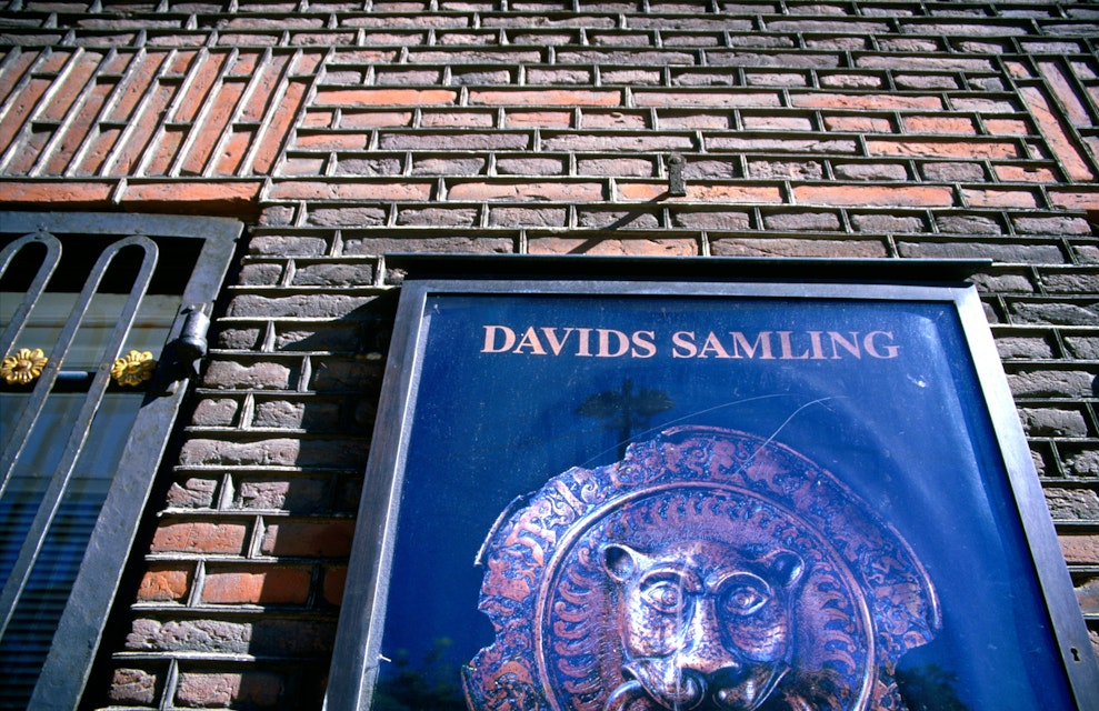 Poster on building housing Davids Samling.