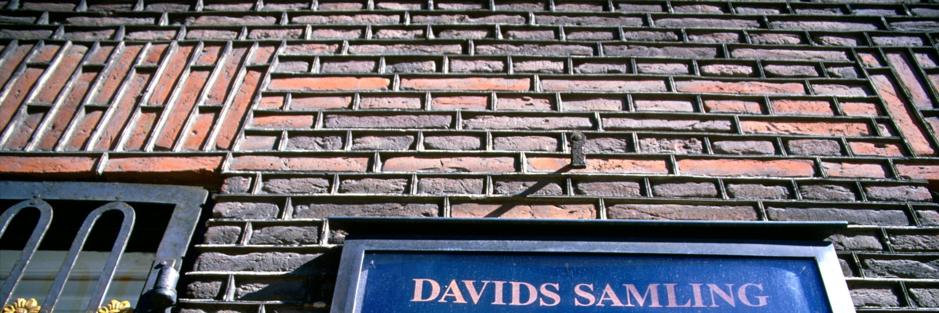 Poster on building housing Davids Samling.