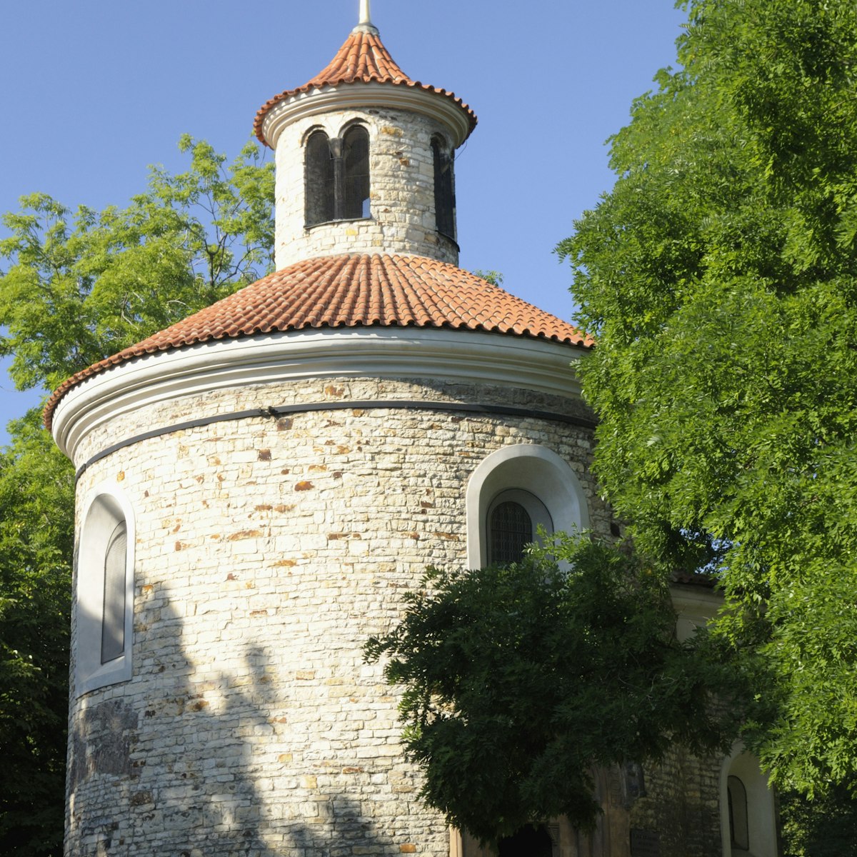 Visitors in front of Romanesque Rotunda of St Martin, V pevnosti, Vysehrad.