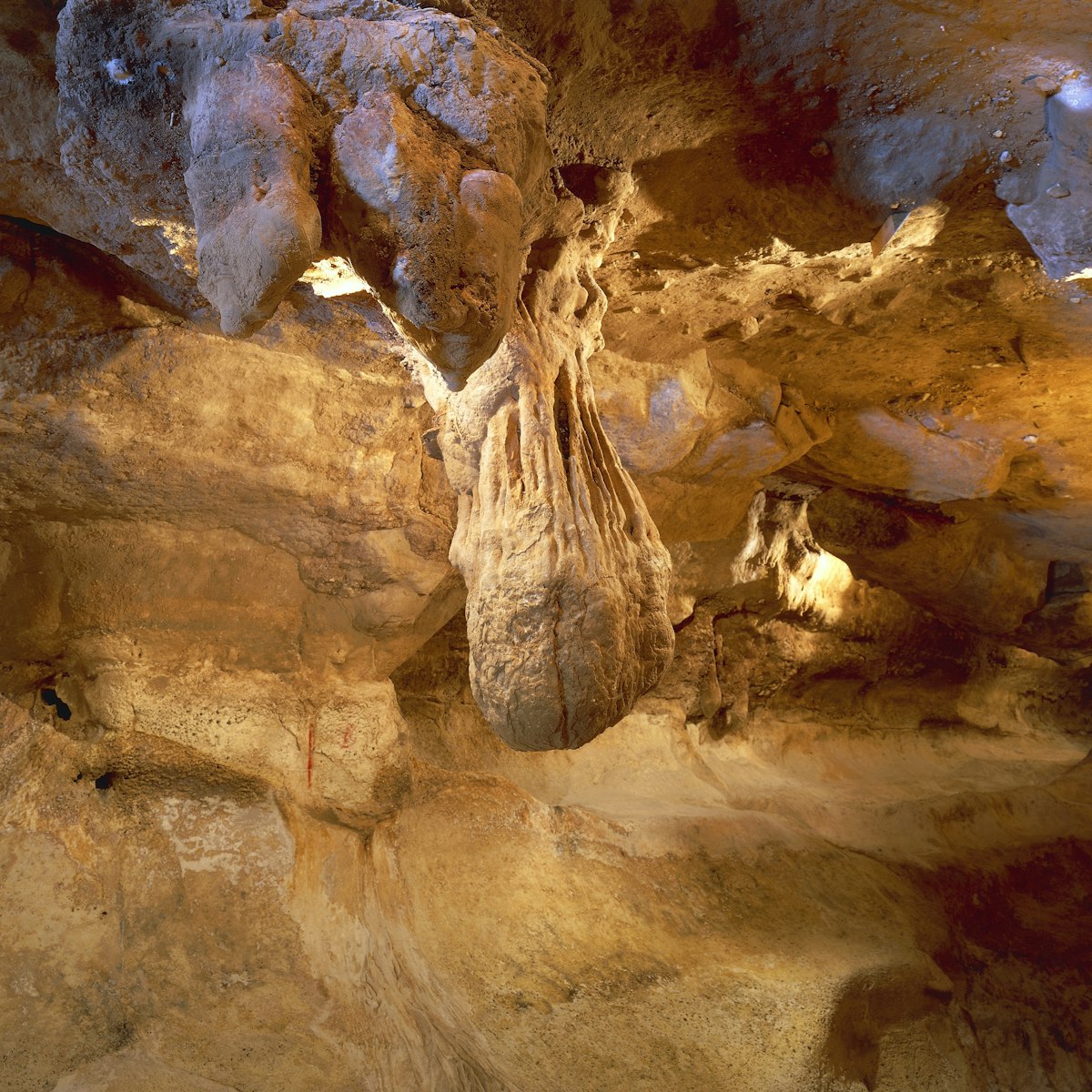 Malta, Birzebbuga, Ghar Dalam cave, Interior