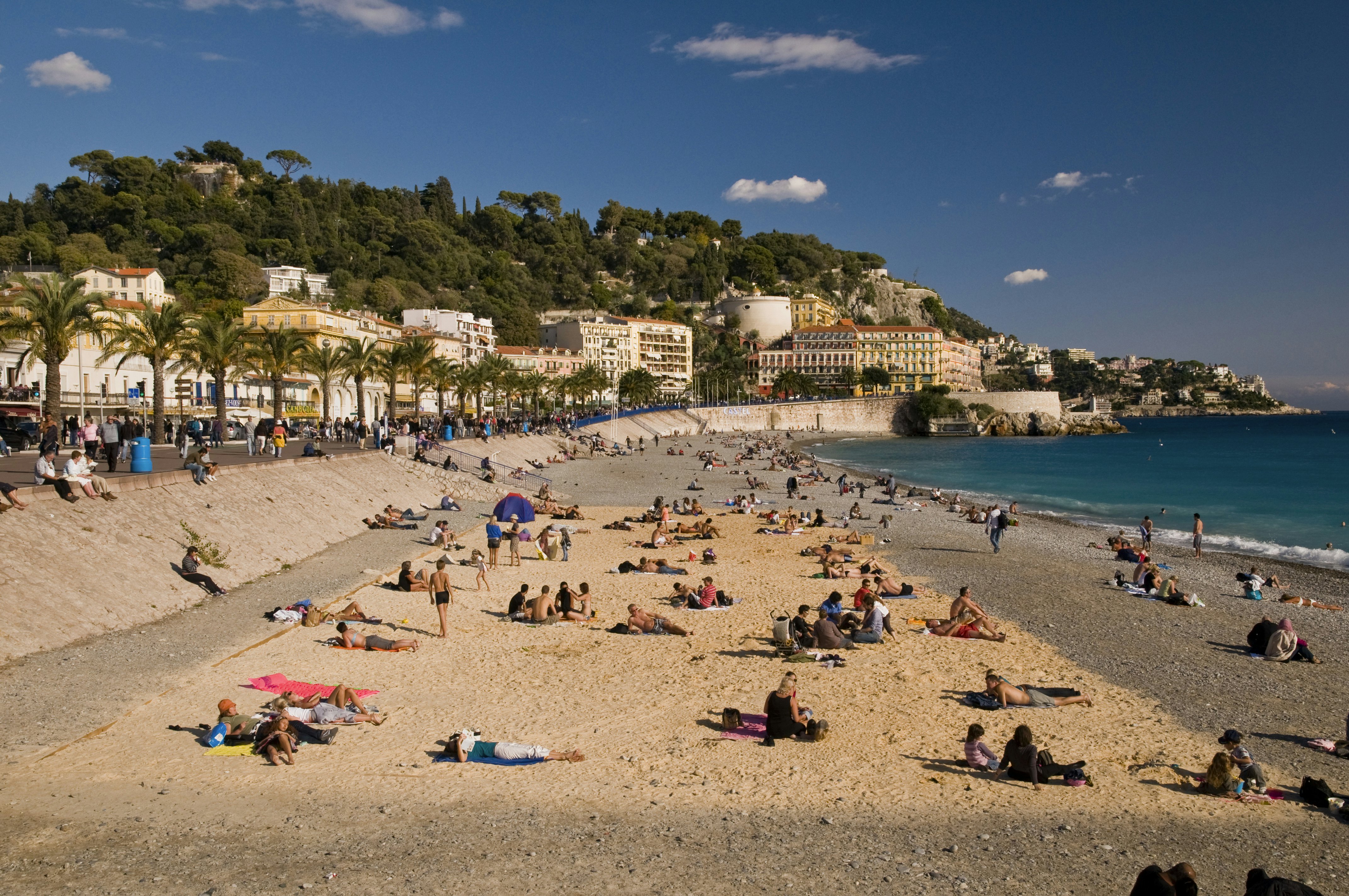 Plage Publique des Ponchettes and promenade adjacent to Quai des Etats-Unis.