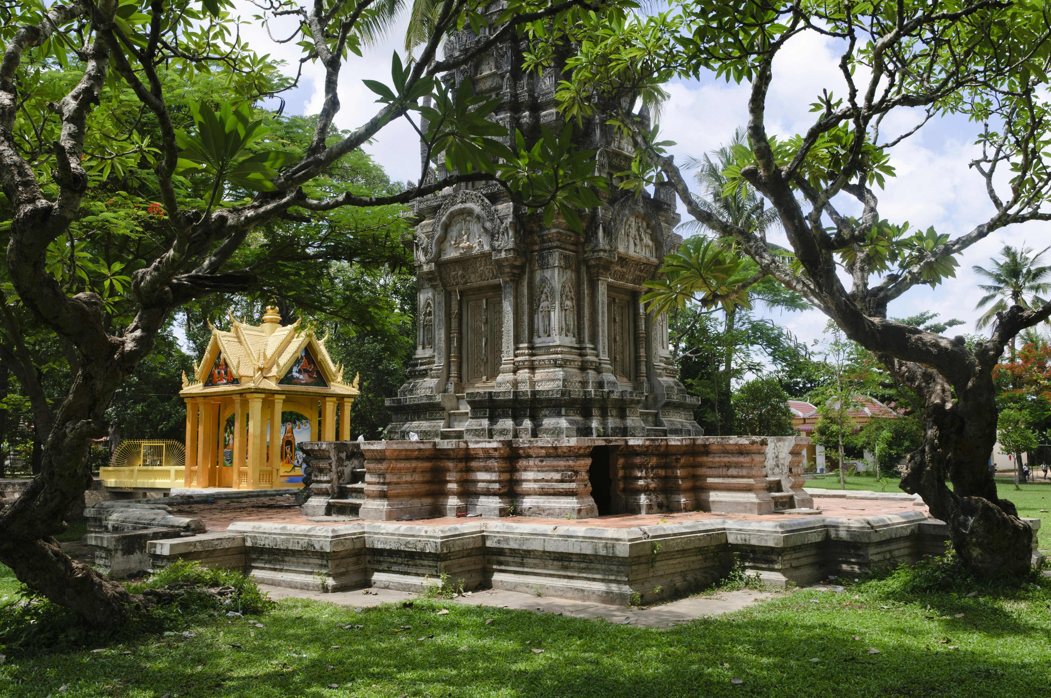 Stupas in garden at Wat Dam Nak.