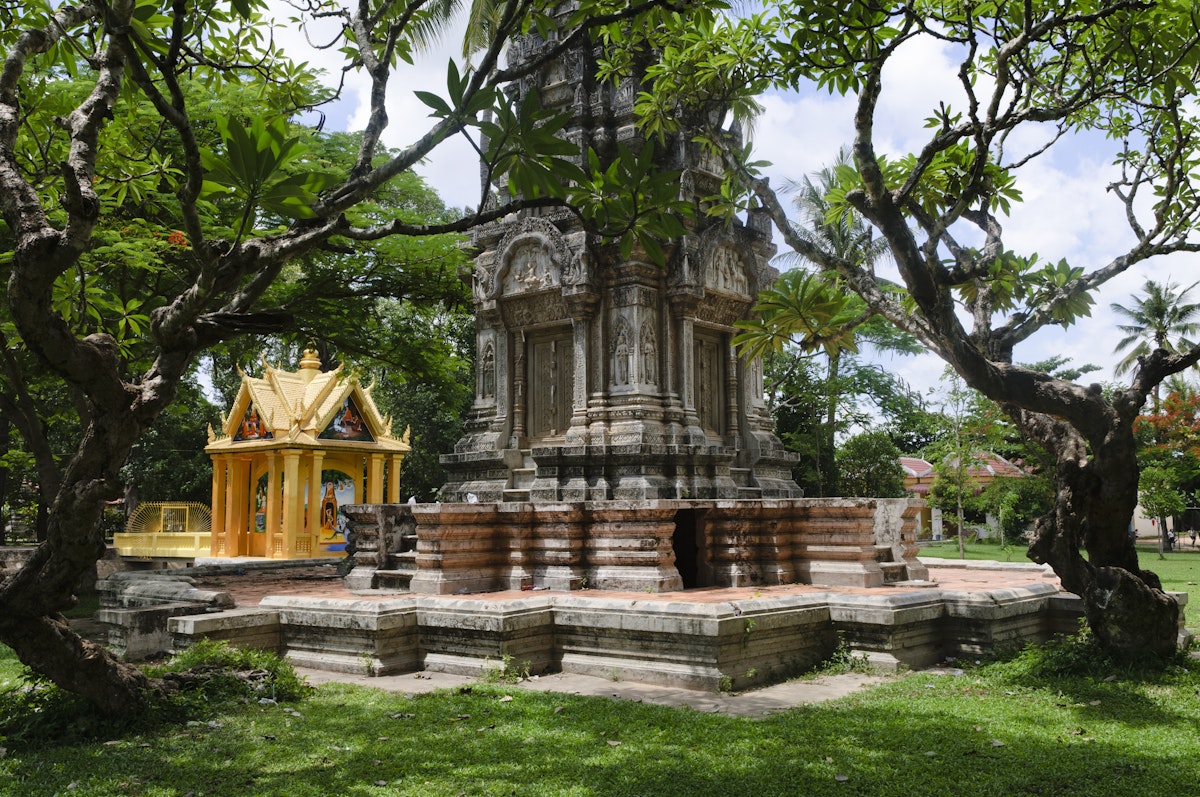 Stupas in garden at Wat Dam Nak.