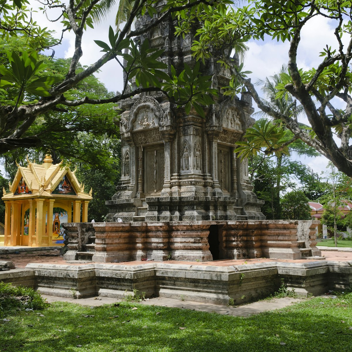 Stupas in garden at Wat Dam Nak.