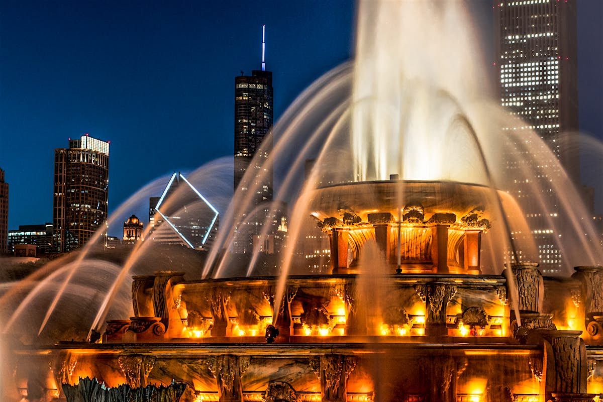 Buckingham Fountain Chicago, USA Attractions Lonely