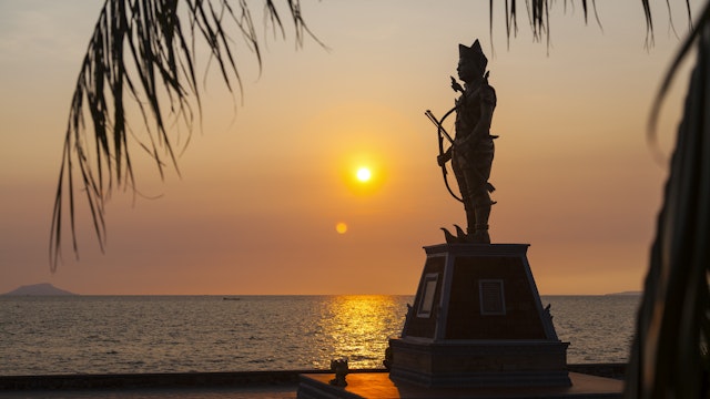 A statue of King Sdach Korn by the seaside in Kep