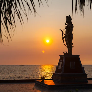 A statue of King Sdach Korn by the seaside in Kep