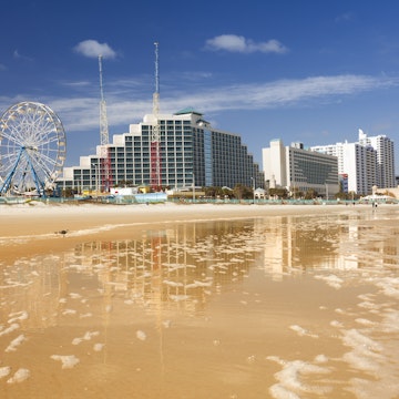 Hotels and attraction along the shore in Daytona Beach