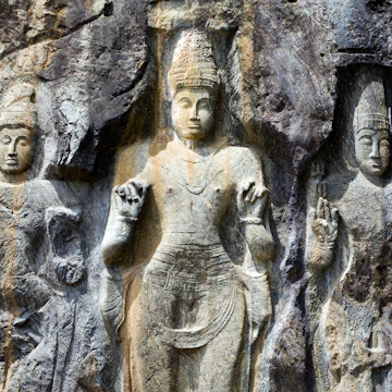 buduruvagala buddhist temple sri lanka