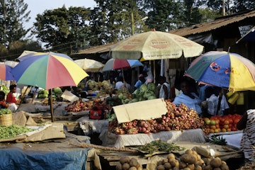 UGANDA - 2003/01/01: Uganda, Fort Portal, Market Scene, Produce, Potatoes, Tomatoes, Onions And Peas. (Photo by Wolfgang Kaehler/LightRocket via Getty Images)