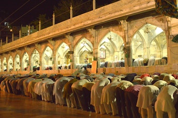 AJMER, RAJASTHAN, INDIA - 2015/06/18: Muslims doing the "Tarawih namaj"  in Ajmer Dargah. "Tarawih" refers to the extra prayers performed by Sunni Muslims at night in the Islamic month of Ramadan. (Photo by Shaukat/Pacific Press/LightRocket via Getty Images)