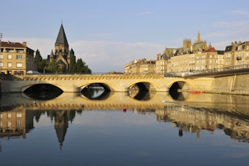 /France, Moselle, Metz, the Moyen bridge, the banks of the Moselle river, the temple Neuf or church of the Nine Germans and St Etienne cathedral in the background
