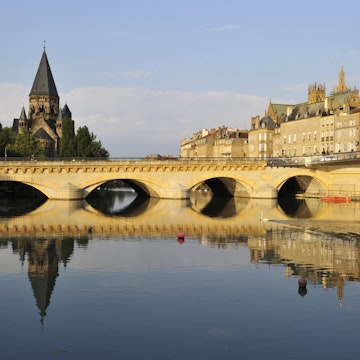 /France, Moselle, Metz, the Moyen bridge, the banks of the Moselle river, the temple Neuf or church of the Nine Germans and St Etienne cathedral in the background
