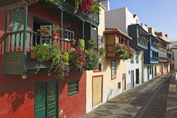 Spain, Canary islands, La Palma, Santa Cruz de La Palma, Avenida Maritima, View of buildings