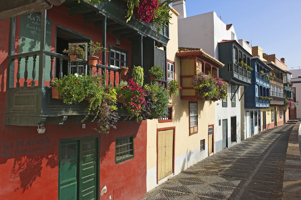 Spain, Canary islands, La Palma, Santa Cruz de La Palma, Avenida Maritima, View of buildings