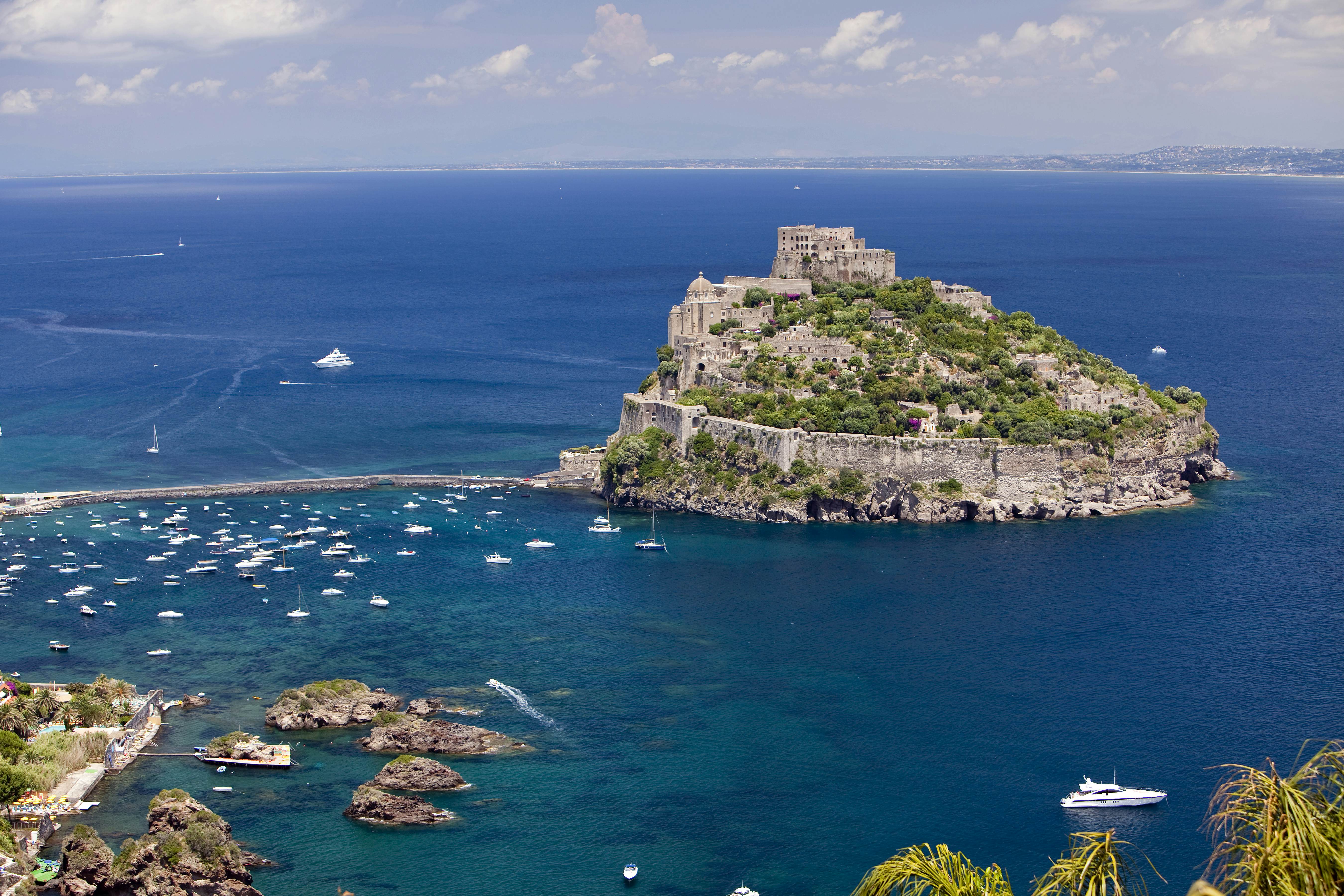 Большие острова средиземного моря. Искья остров Италия. Италия Неаполь остров Искья. Арагонский замок остров Искья. Средиземное море остров Искья.