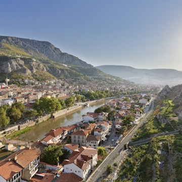Turkey, Black Sea Region, Amasya, cityscape with river Yesilirmak