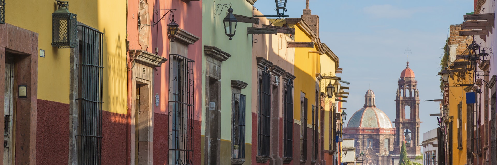 Colorful street scene, Guanajuato, Mexico