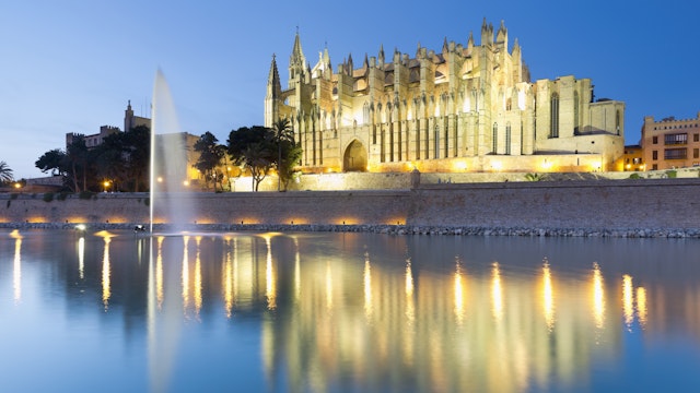 Spain, Balearic Islands, Mallorca, Palma de Mallorca, La Seu Cathedral in the evening light