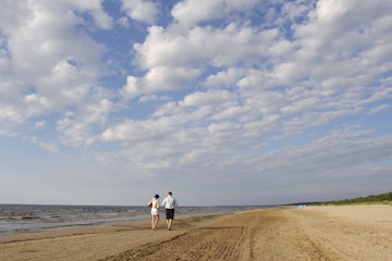 Latvia, Gulf of Riga, Jurmala, Baltic region, Couple walking on Lielupe beach