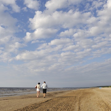 Latvia, Gulf of Riga, Jurmala, Baltic region, Couple walking on Lielupe beach