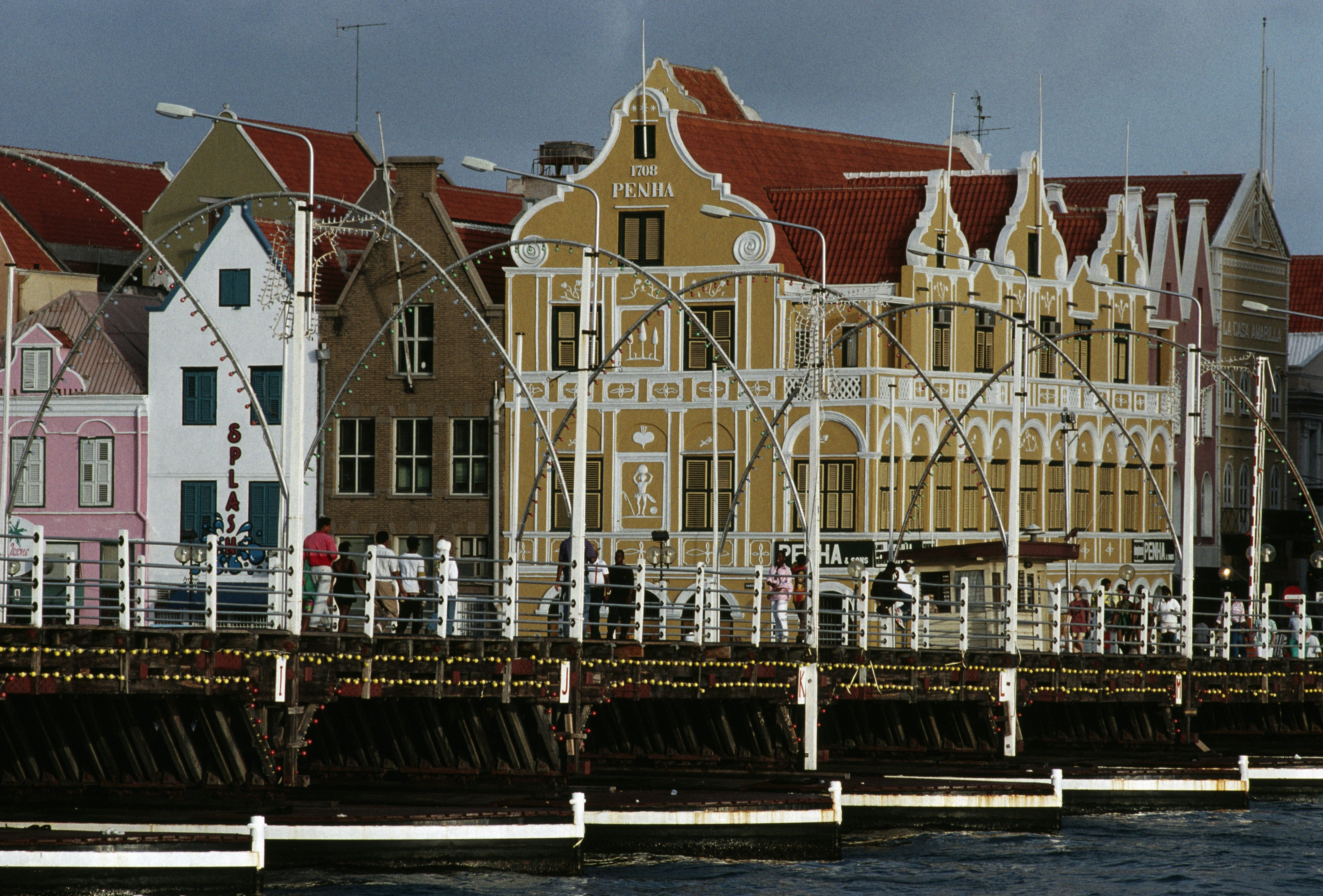 UNSPECIFIED - JANUARY 20: Queen Emma pontoon bridge in St Anne bay at Willemstad (UNESCO World Heritage List, 1997), Curacao Island, Netherlands Antilles. (Photo by DeAgostini/Getty Images)