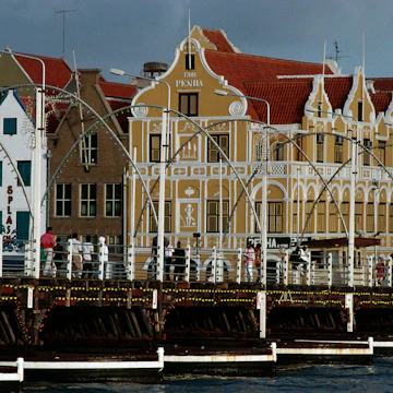 UNSPECIFIED - JANUARY 20: Queen Emma pontoon bridge in St Anne bay at Willemstad (UNESCO World Heritage List, 1997), Curacao Island, Netherlands Antilles. (Photo by DeAgostini/Getty Images)