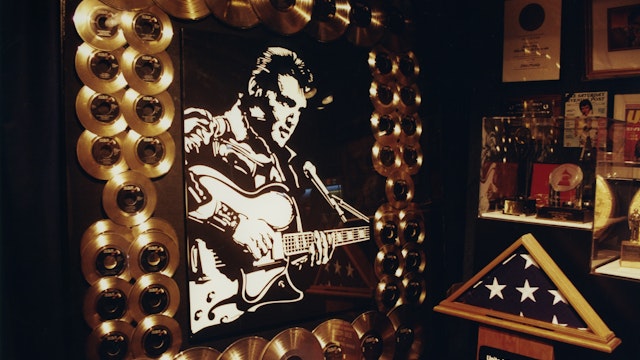 (GERMANY OUT) Presley, Elvis *08.01.1935-16.08.1977+Saenger, Schauspieler, USA - seine Villa 'Graceland' in Memphis, Tennessee (Innenansicht): goldene Schallplatten umkraenzen ein Elvis-Portrait- Januar 1997 (Photo by Sabine Wolf/ullstein bild via Getty Images)