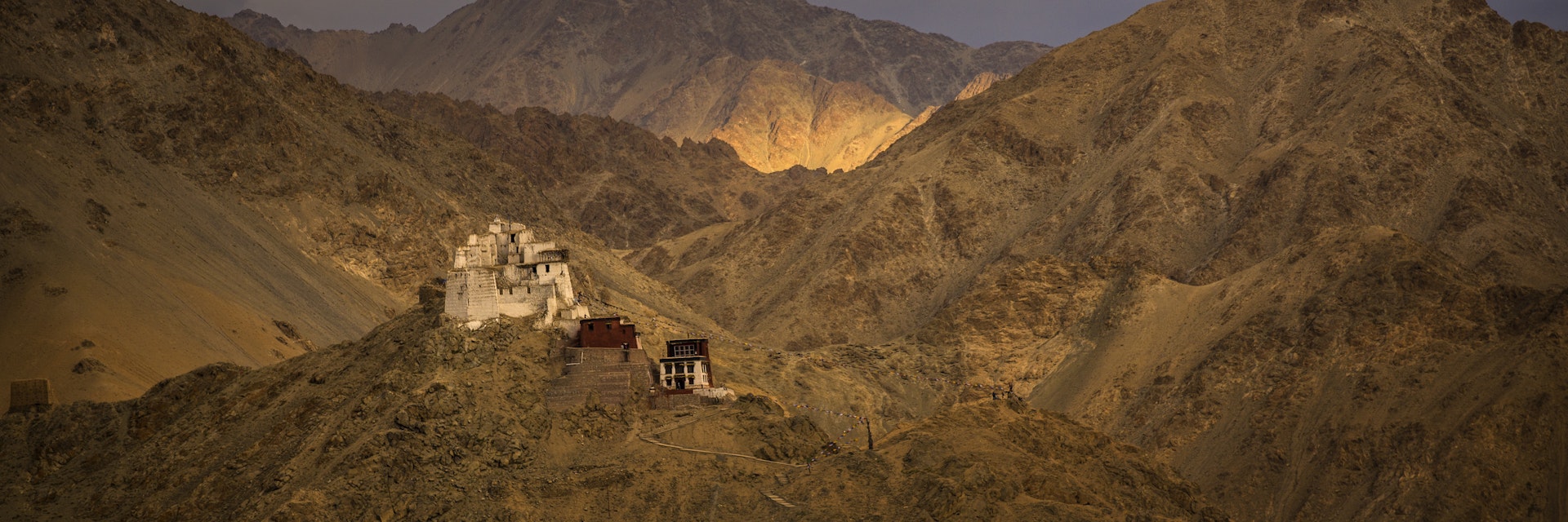 Leh palace with nice mountain range