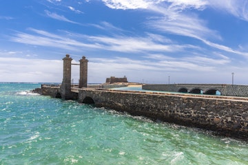 Spain, Lanzarote, Arrecife, Puente de las Bolas in front of Castillo San Gabriel