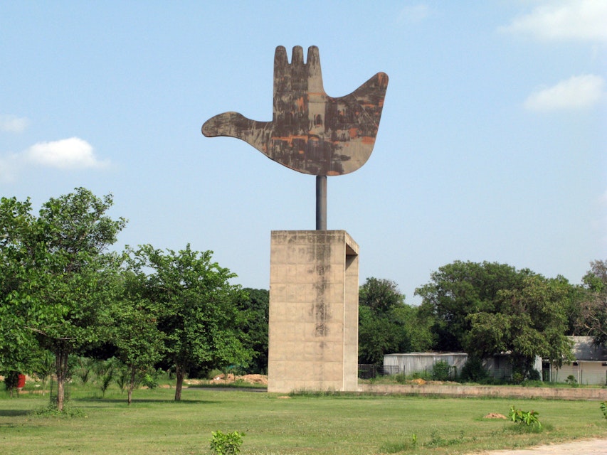 (GERMANY OUT) Indien, Haryana, Chandigarh - Monument "Open Hand" entworfen von dem franzoesischen Architekten Le Corbusier     (Photo by Manoli Weber/ullstein bild via Getty Images)