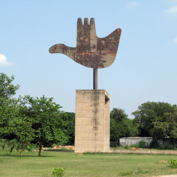 (GERMANY OUT) Indien, Haryana, Chandigarh - Monument "Open Hand" entworfen von dem franzoesischen Architekten Le Corbusier (Photo by Manoli Weber/ullstein bild via Getty Images)
