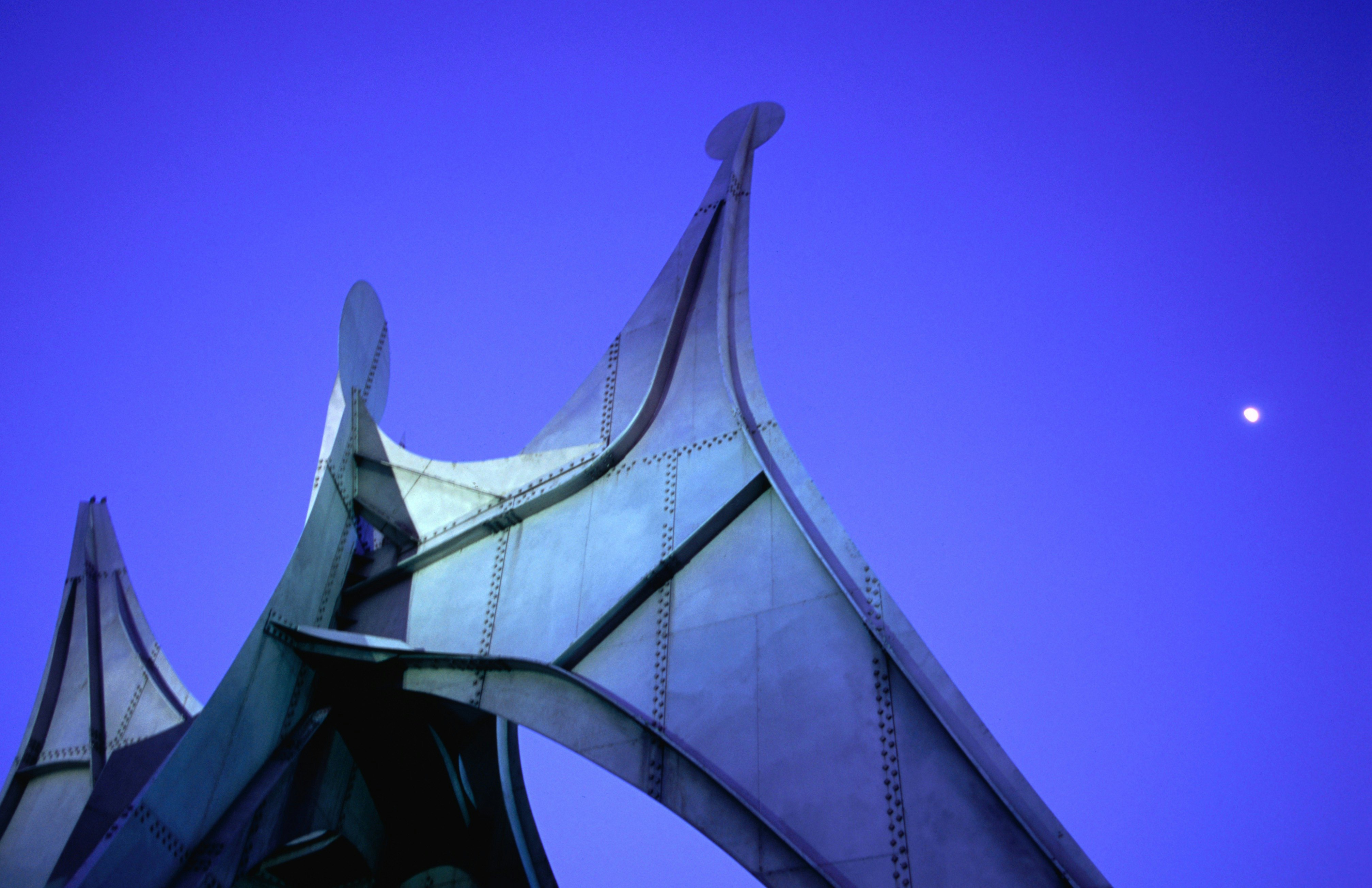 Sculpture L'Homme in Parc Jean-Drapeau.