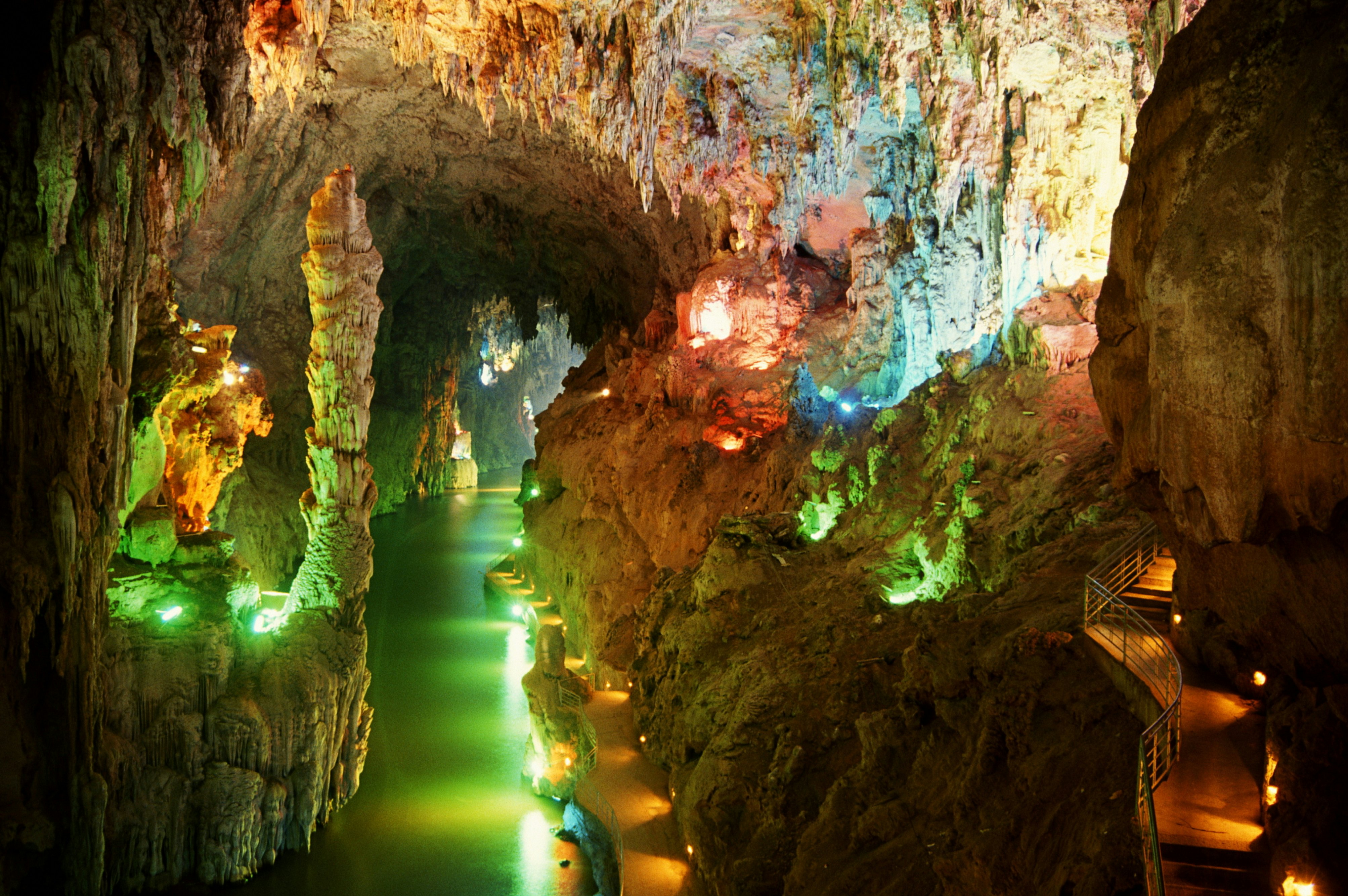 STALACTITE IN JIANSHUI, YUNNAN PROVINCE, PEOPLES REPUBLIC OF CHINA