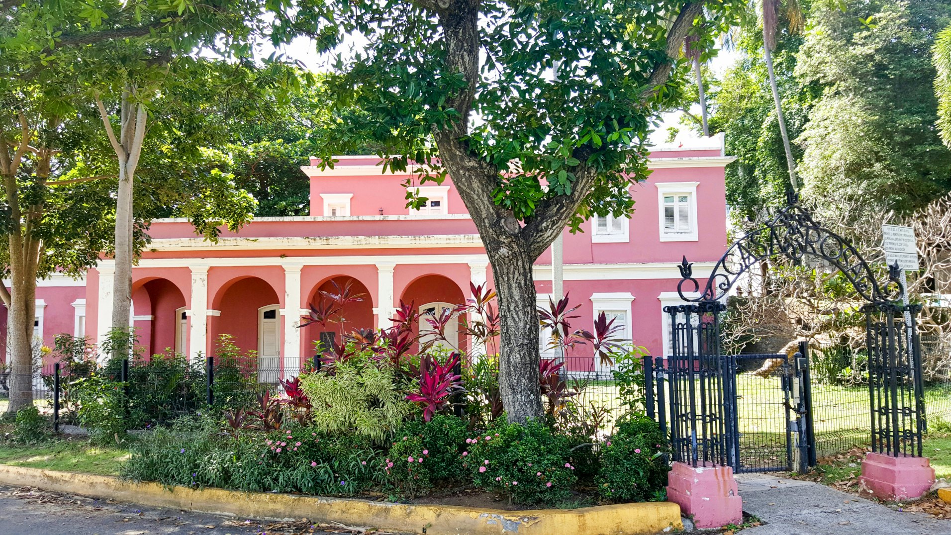 Front view of Casa Rosa.