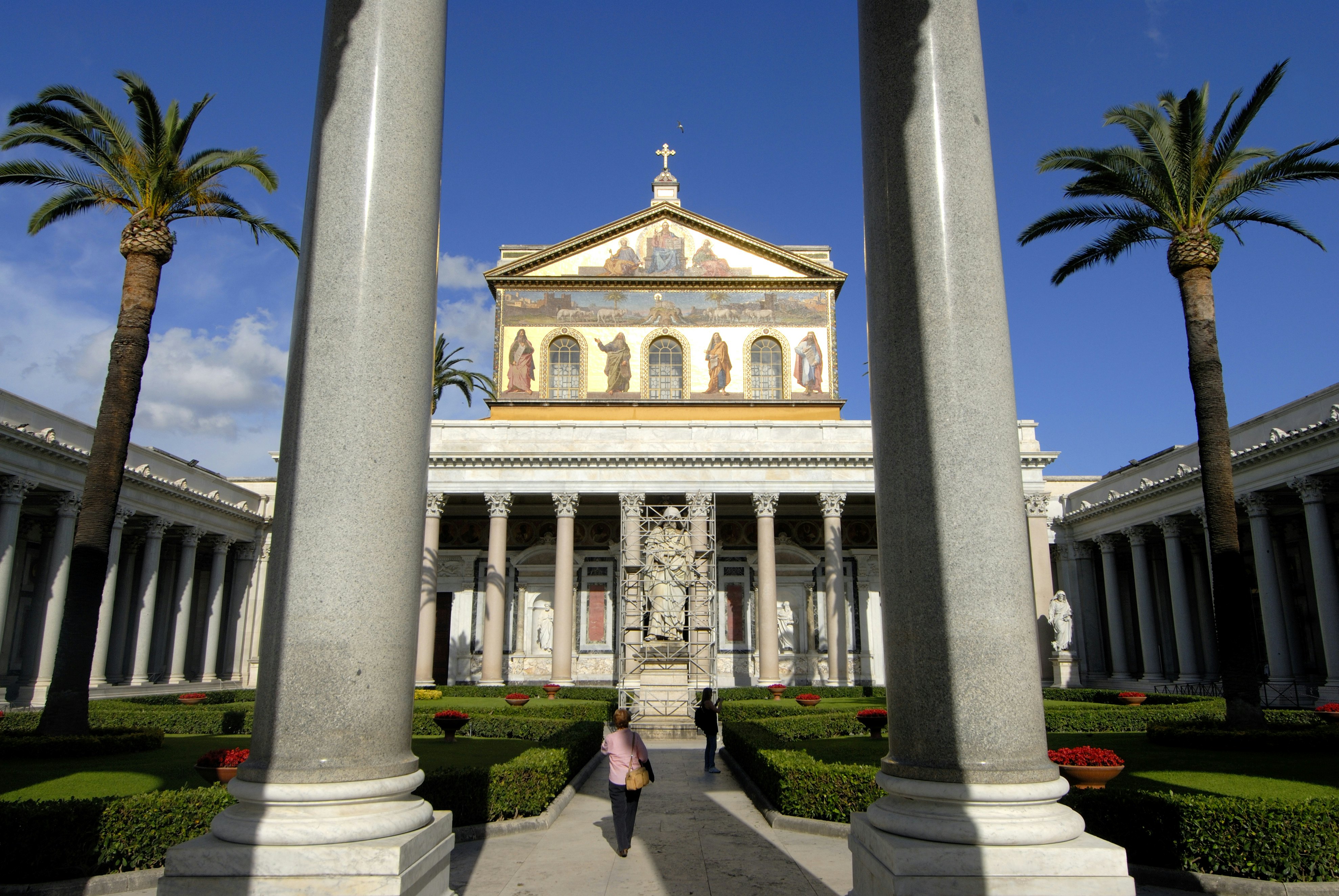 Basilica di San Paolo Fuori Le Mura courtyard garden.