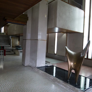 Negozio Olivetti, carlo Scarpa's trademark lines are in evidence throughout the store