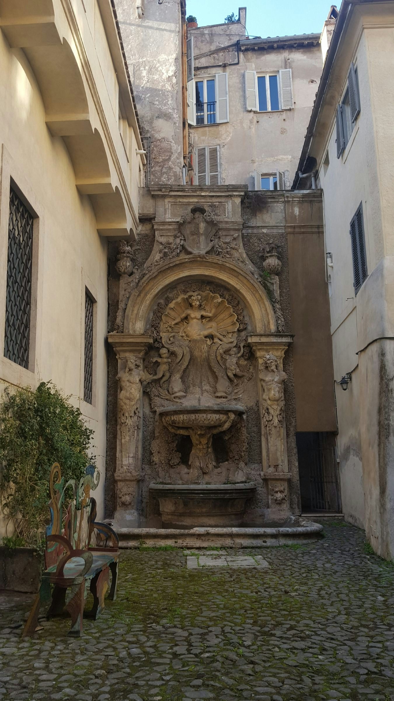 Lorcan O'Neill Gallery, gallery courtyard