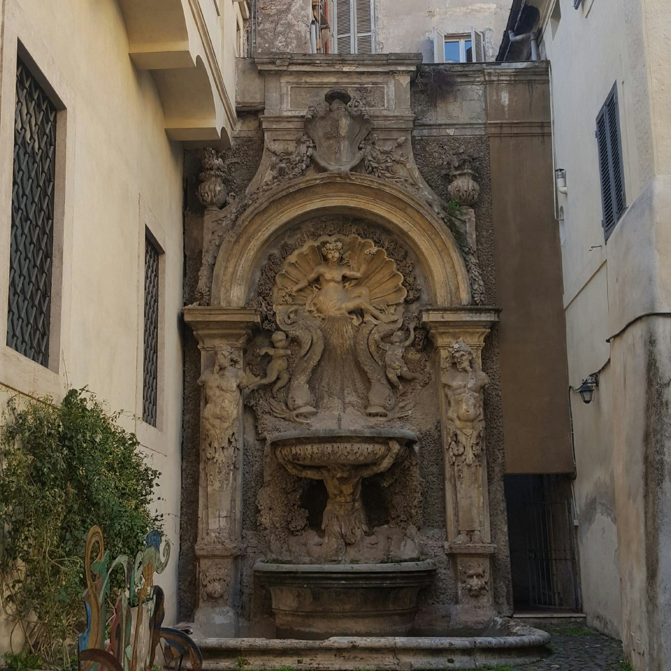 Lorcan O'Neill Gallery, gallery courtyard