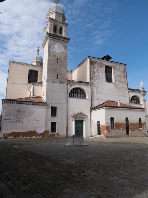 Chiesa dell'Arcangelo Raffaele, the church stands in a quiet square.