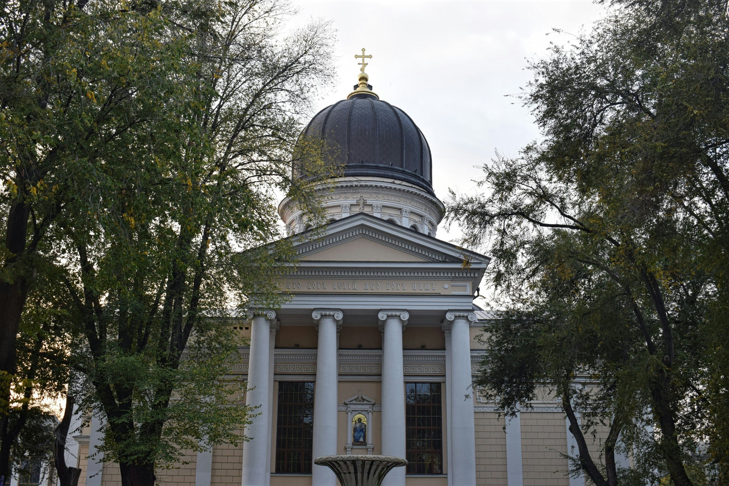 The gigantic Preobrazhensky Cathedral on Odesa's pl Soborna
