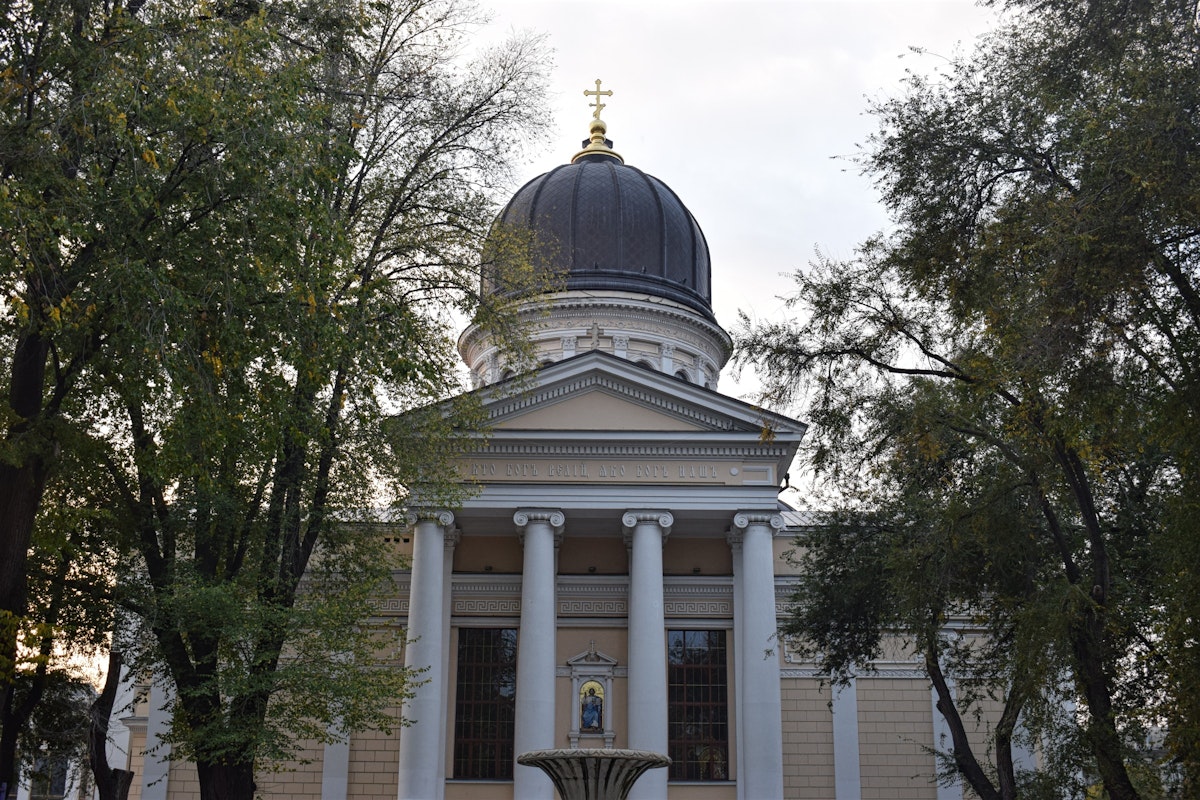 The gigantic Preobrazhensky Cathedral on Odesa's pl Soborna