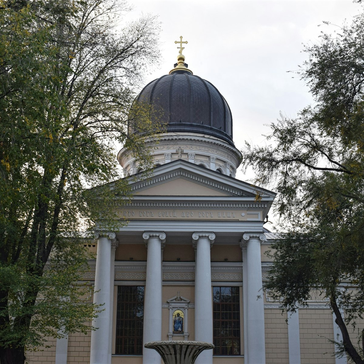 The gigantic Preobrazhensky Cathedral on Odesa's pl Soborna