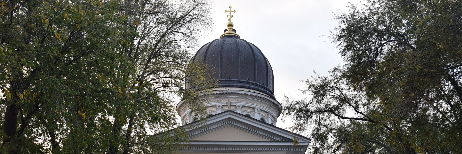 The gigantic Preobrazhensky Cathedral on Odesa's pl Soborna